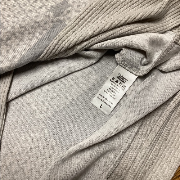 LulaRoe Tammy Top. Gray block pattern. Size Large - Picture 6 of 12